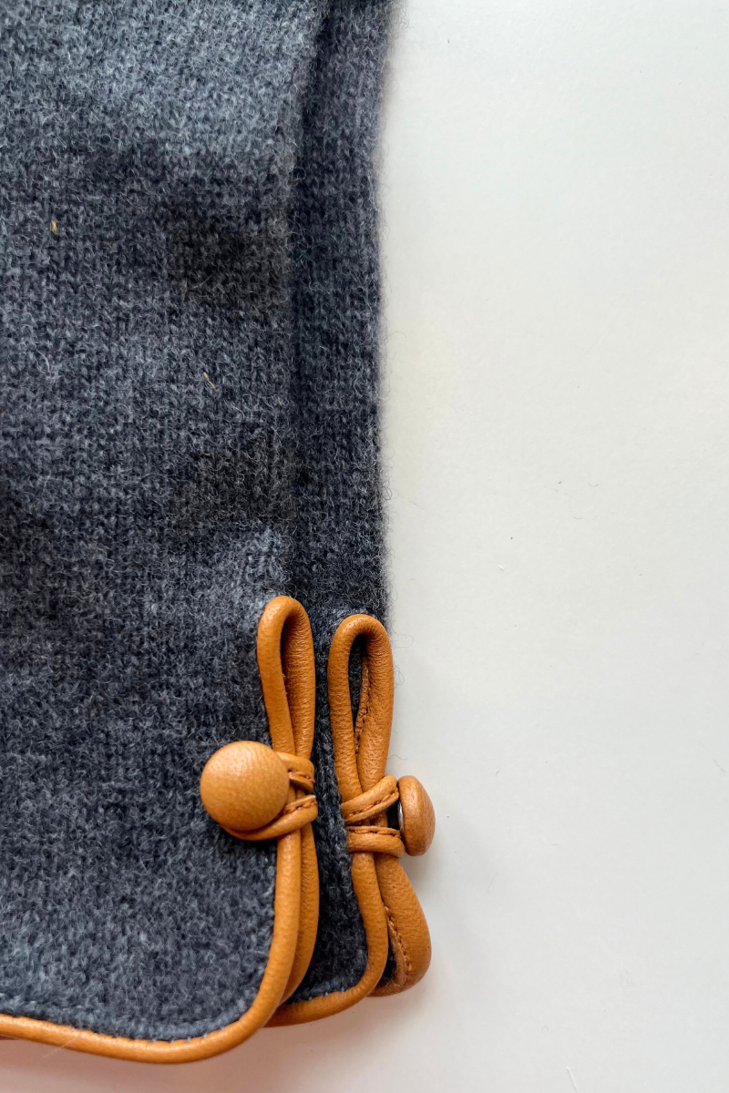 SantaCana, Wool & Cashmere Glove with Piping and Leather Button